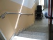 Seit 2007 muss ich meinen Rollstuhl hier aufladen und die Stufen zu meiner Wohnung „erklimmen“, da der Lift nur bis zum Halbstock fährt.  Spendengelder - von mehr als 10.000 Euro zum Einbau eines Treppenlift wurden leider einer anderen Verwendung zugeführt ...